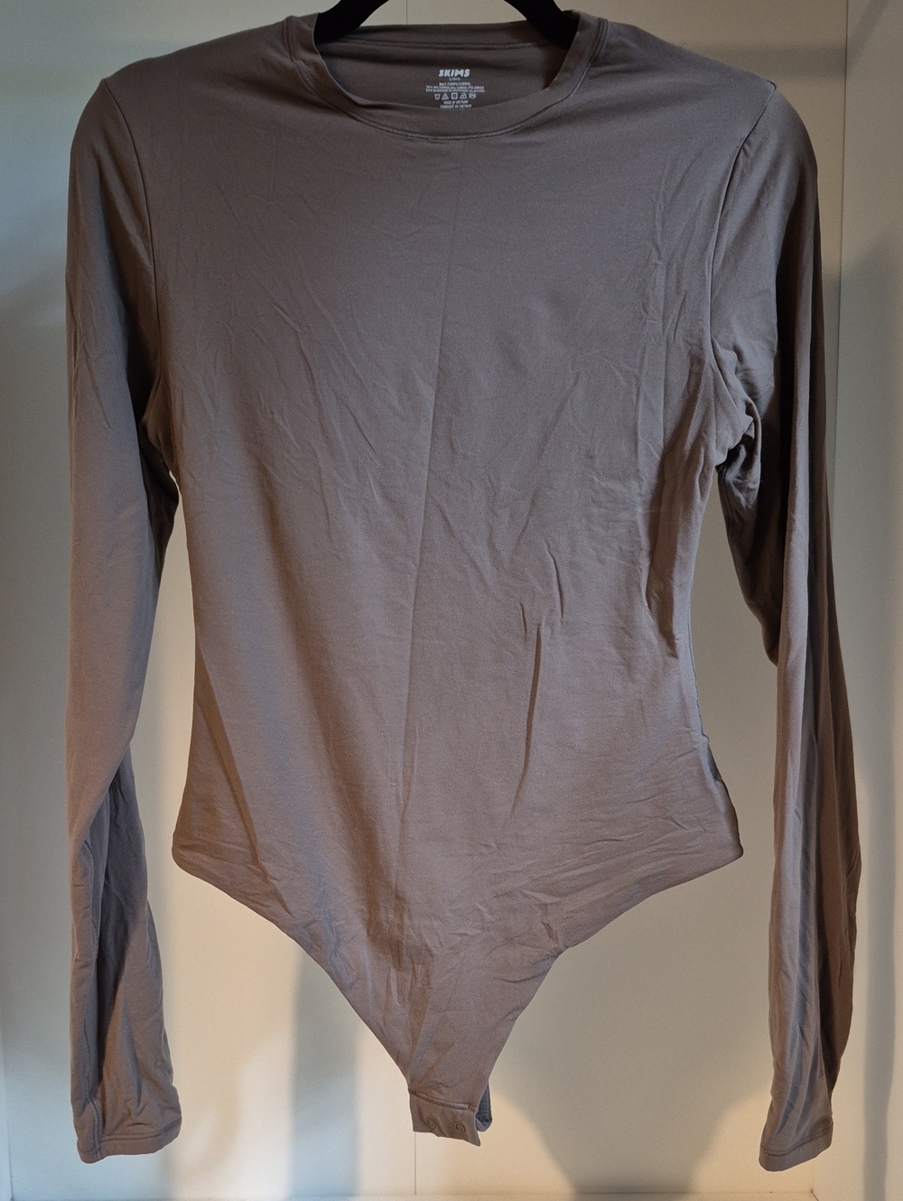 SKIMS Long Sleeve Scoop-Neck Bodysuit in Taupe Gray